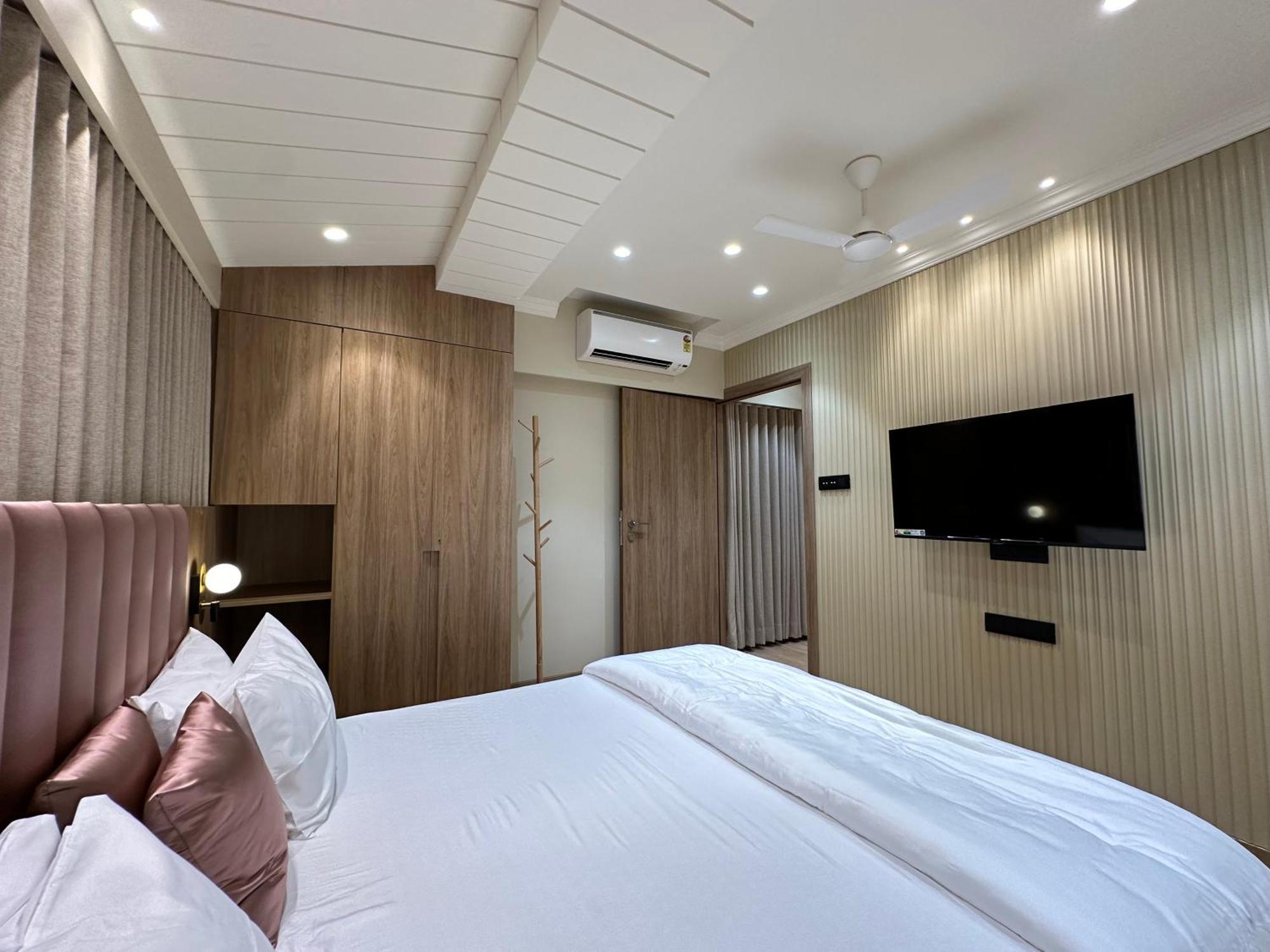 Rudraya Homes - Cozy Premium Serviced Khar - Next To Bandra Apartment *