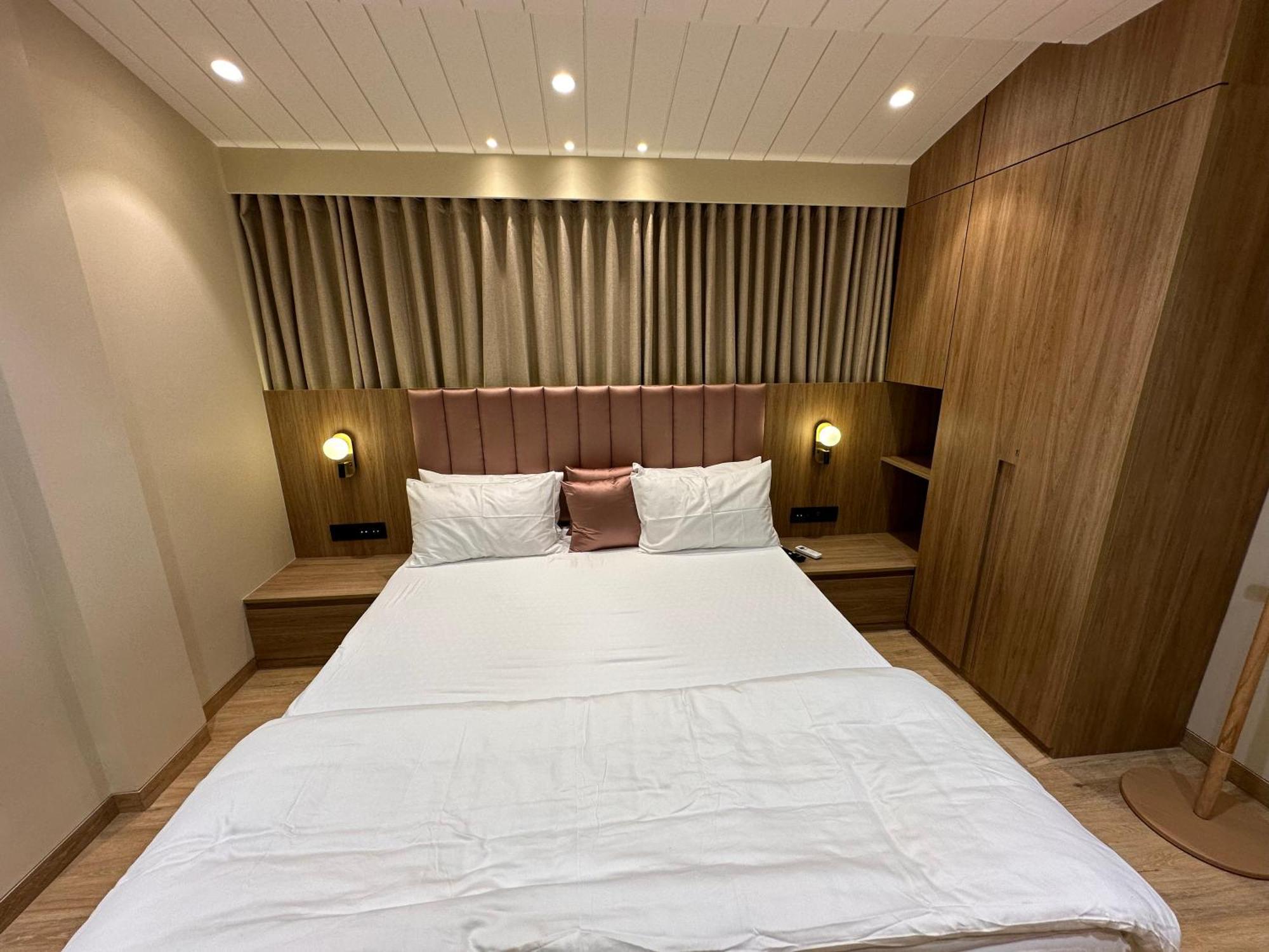 Rudraya Homes - Cozy Premium Serviced Khar - Next To Bandra *