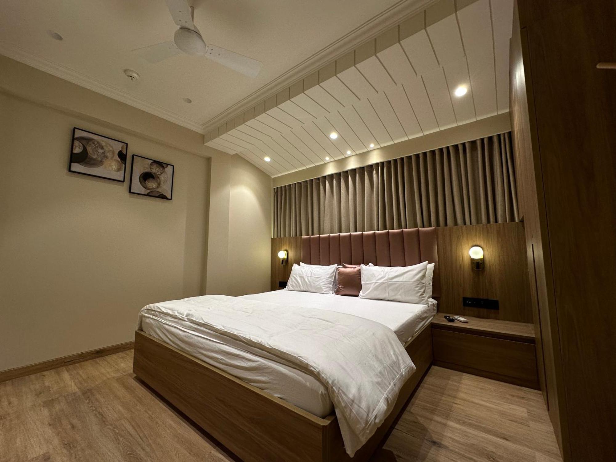 Rudraya Homes - Cozy Premium Serviced Khar - Next To Bandra *