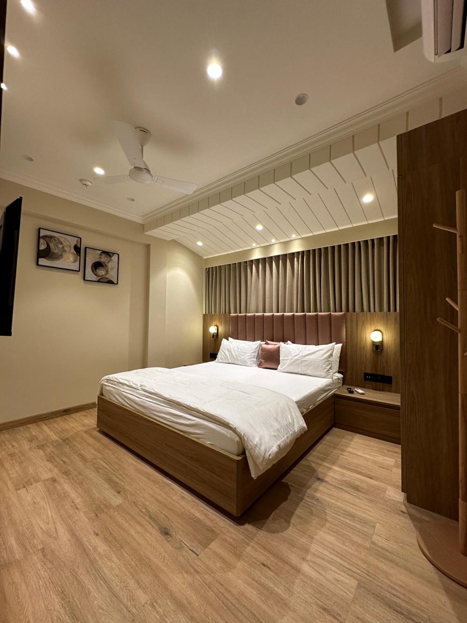 Rudraya Homes - Cozy Premium Serviced Khar - Next To Bandra Apartment Mumbai