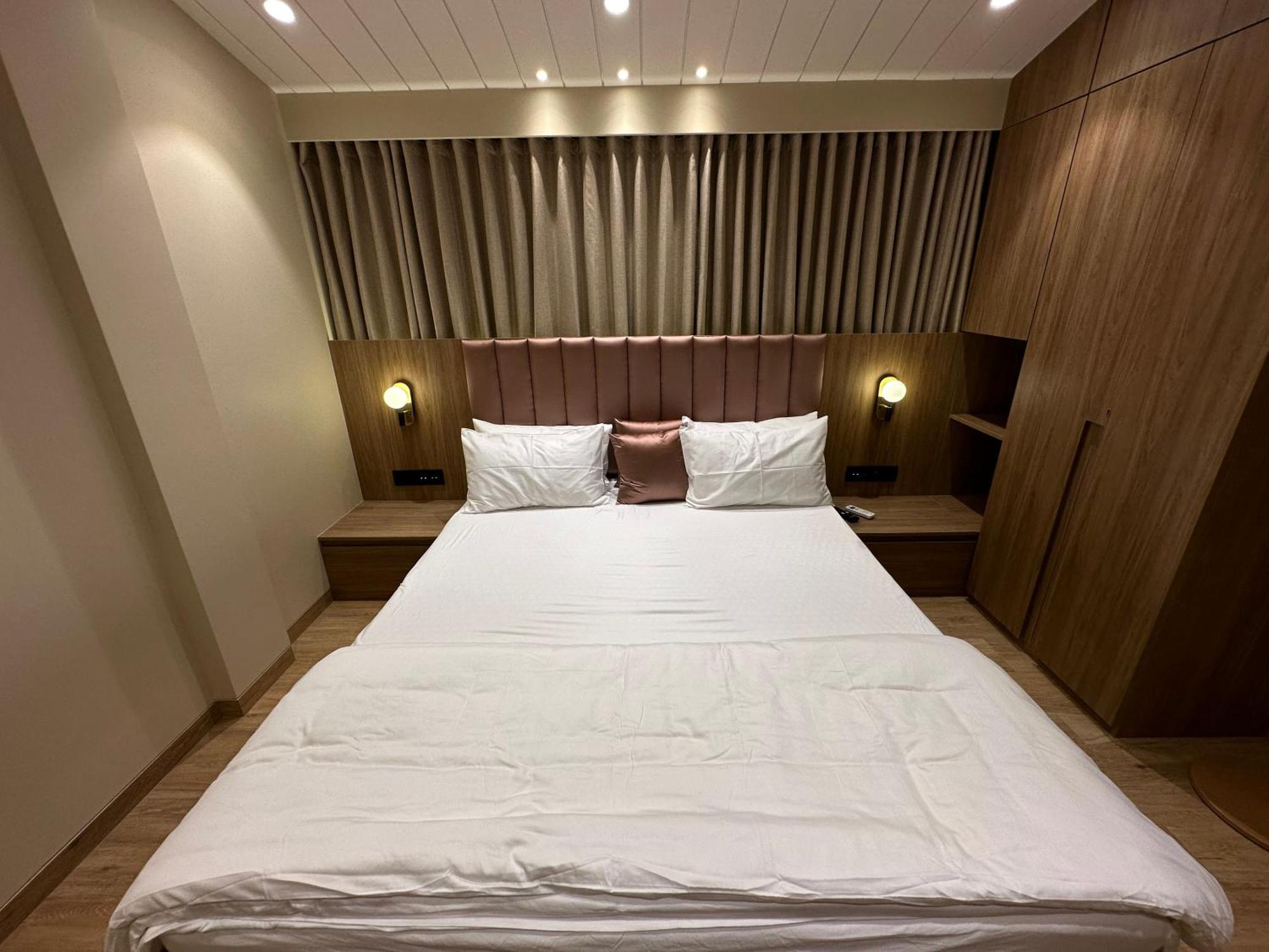 Rudraya Homes - Cozy Premium Serviced Khar - Next To Bandra