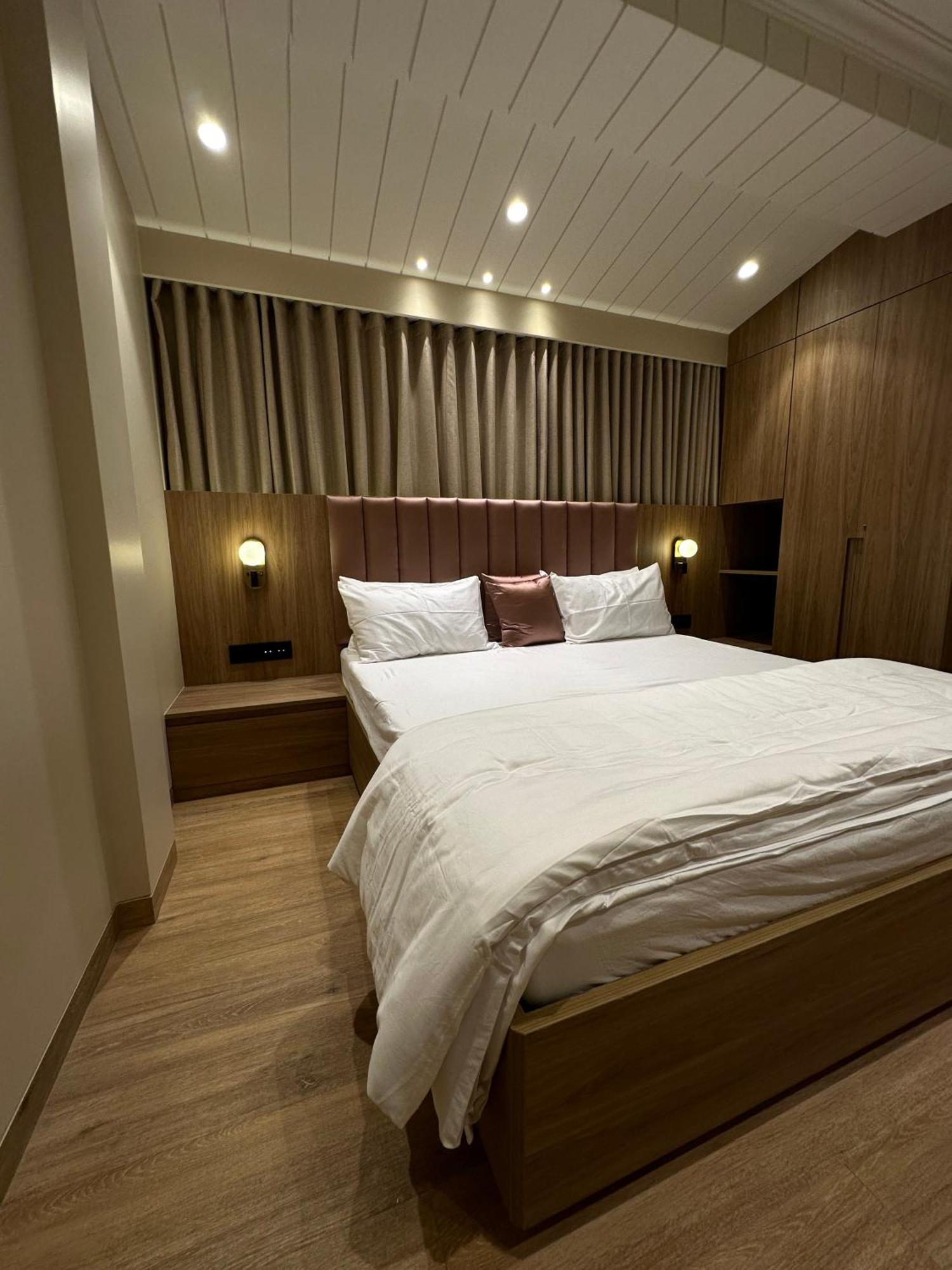 Rudraya Homes - Cozy Premium Serviced Khar - Next To Bandra Apartment *