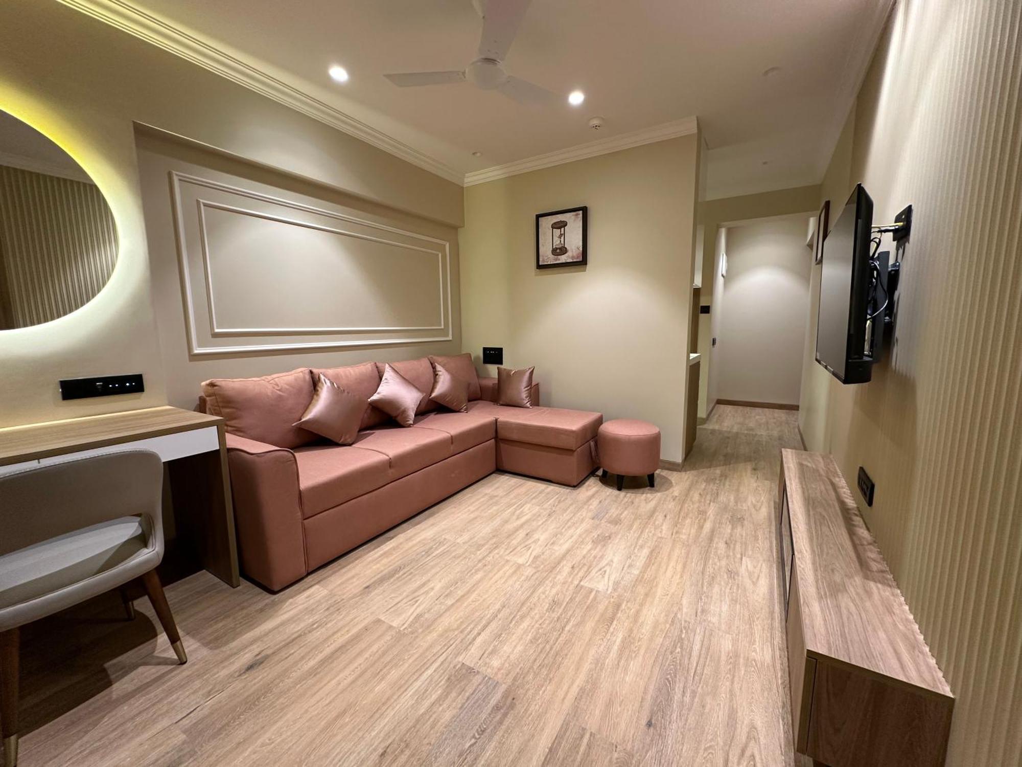 Rudraya Homes - Cozy Premium Serviced Khar - Next To Bandra Apartment Mumbai