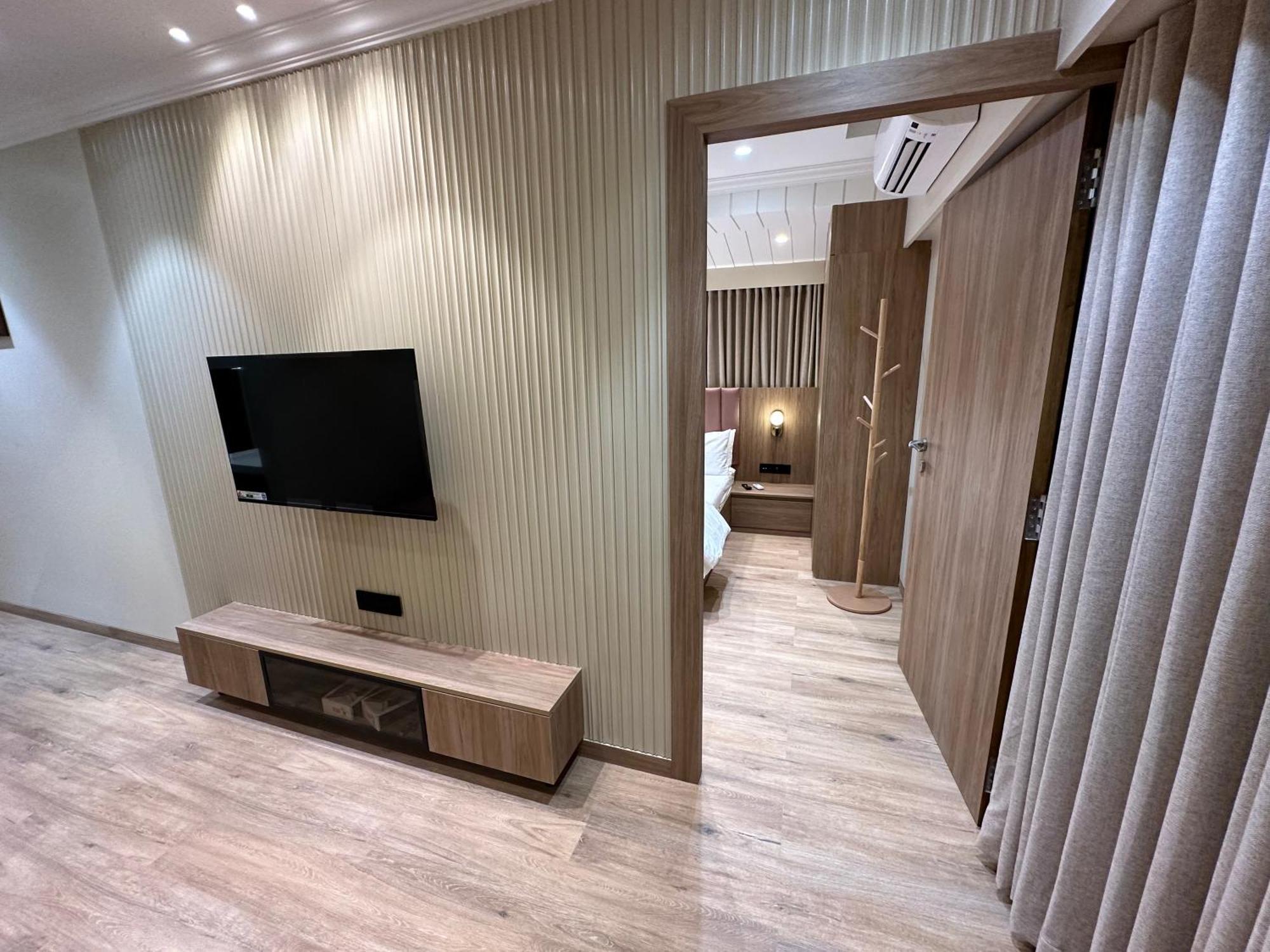 Rudraya Homes - Cozy Premium Serviced Khar - Next To Bandra Apartment *