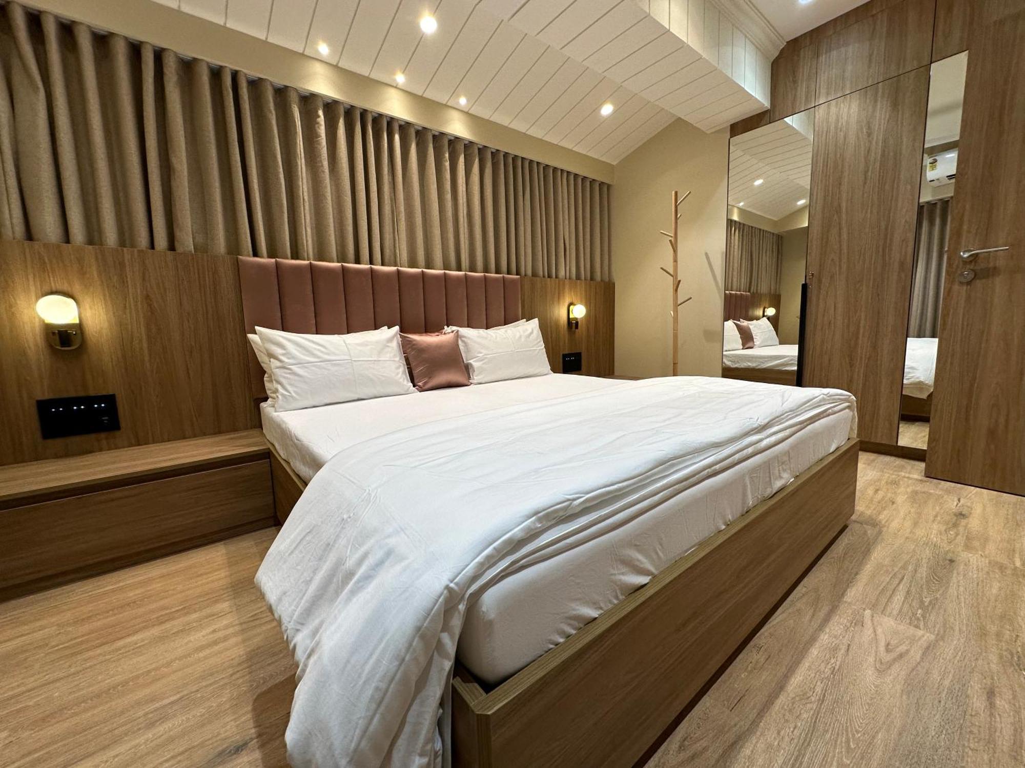 Rudraya Homes - Cozy Premium Serviced Khar - Next To Bandra Apartment