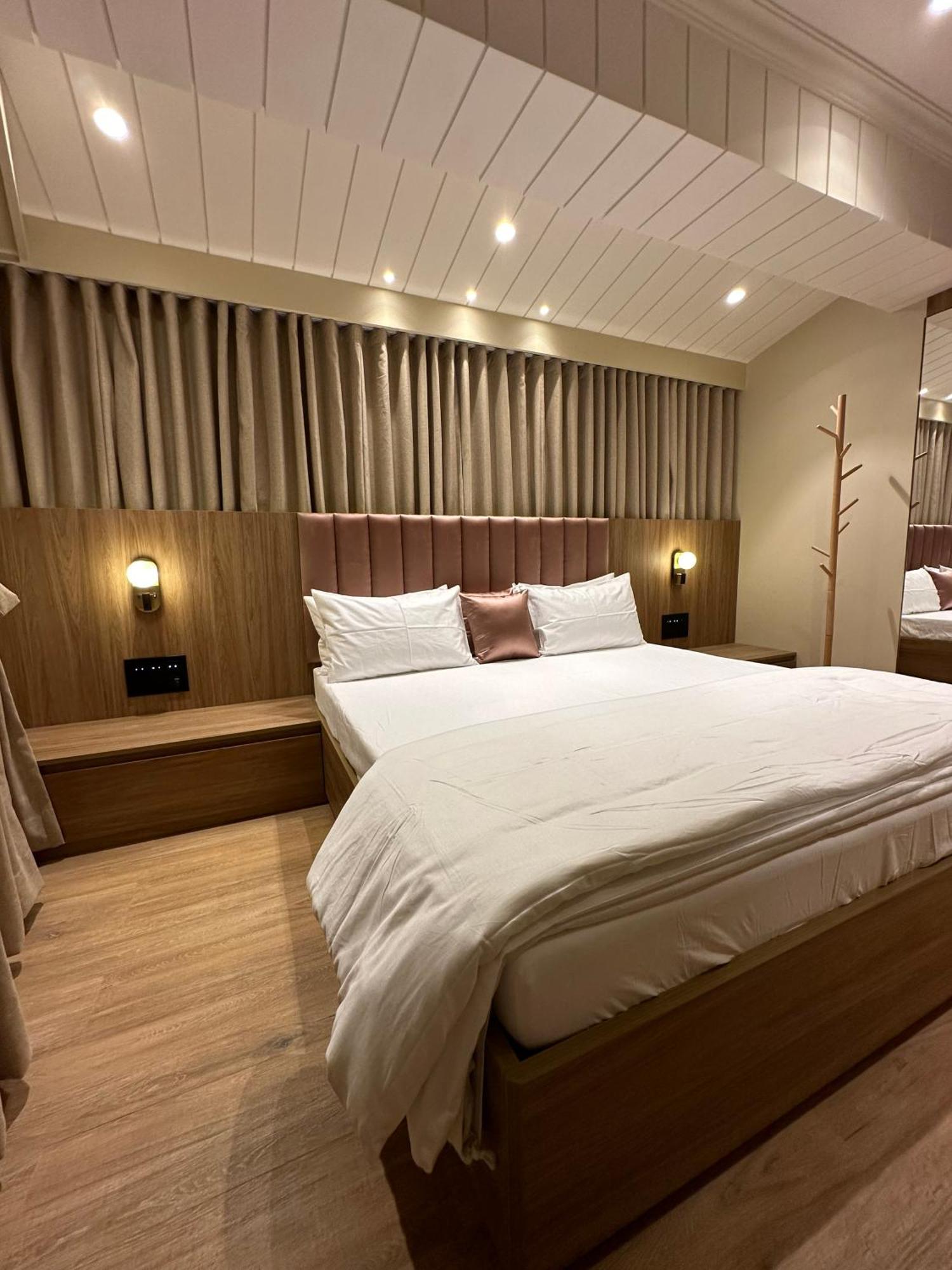 Rudraya Homes - Cozy Premium Serviced Khar - Next To Bandra Apartment *
