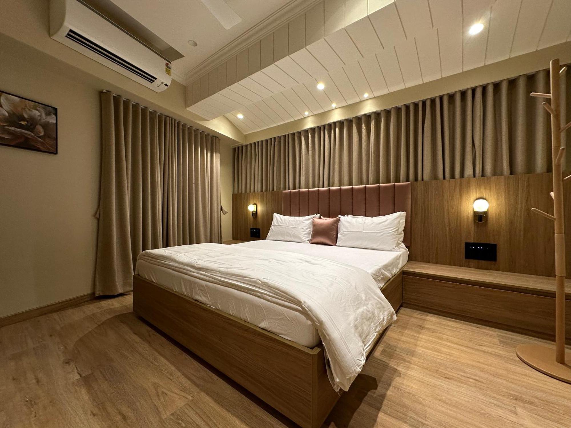 Rudraya Homes - Cozy Premium Serviced Khar - Next To Bandra Apartment Mumbai