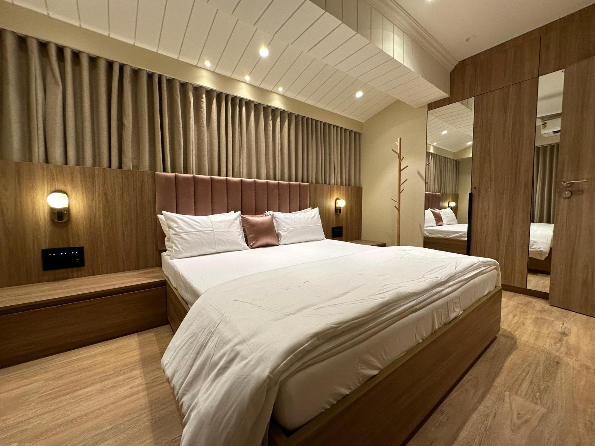 Rudraya Homes - Cozy Premium Serviced Khar - Next To Bandra Apartment