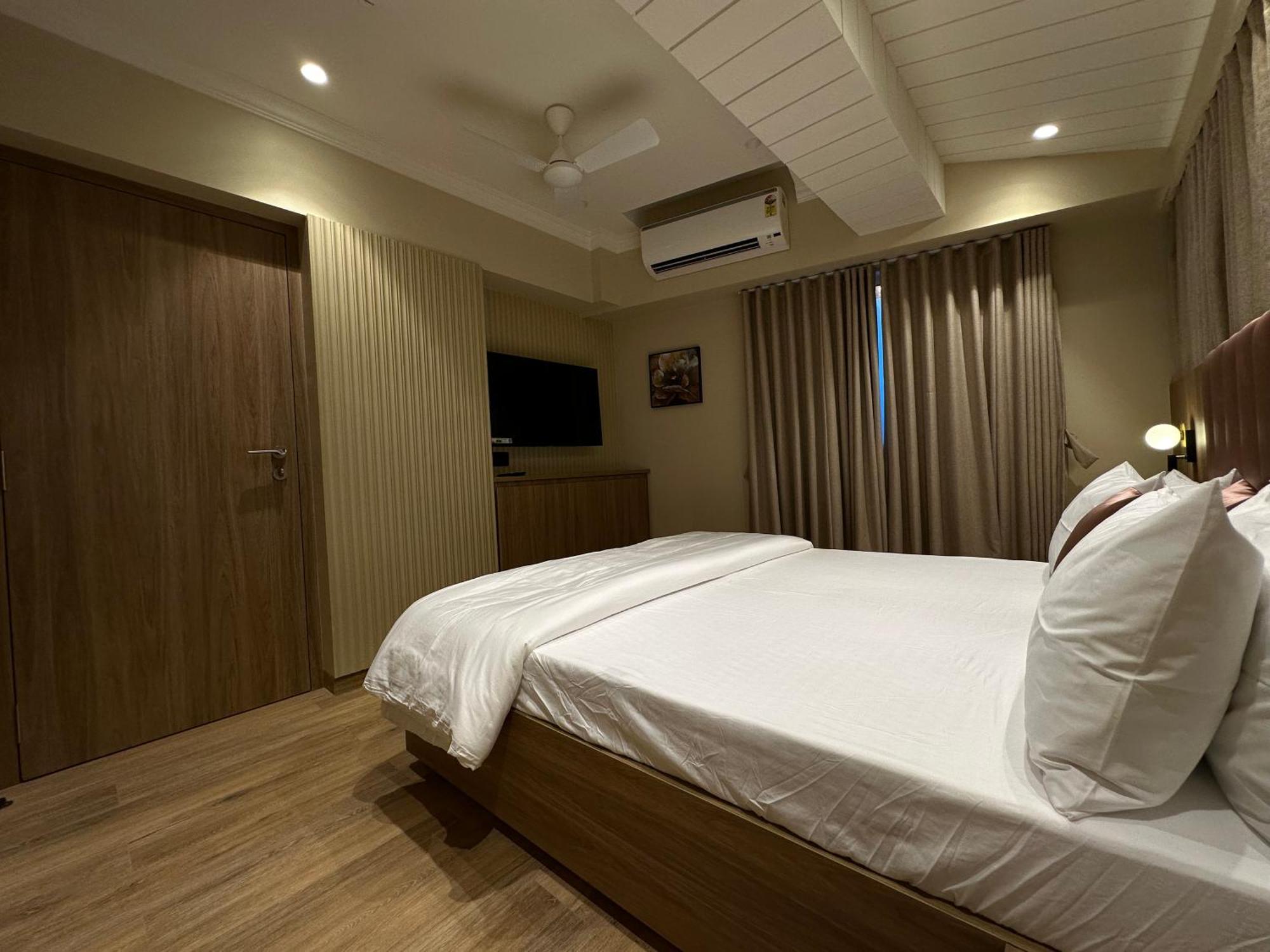 Rudraya Homes - Cozy Premium Serviced Khar - Next To Bandra