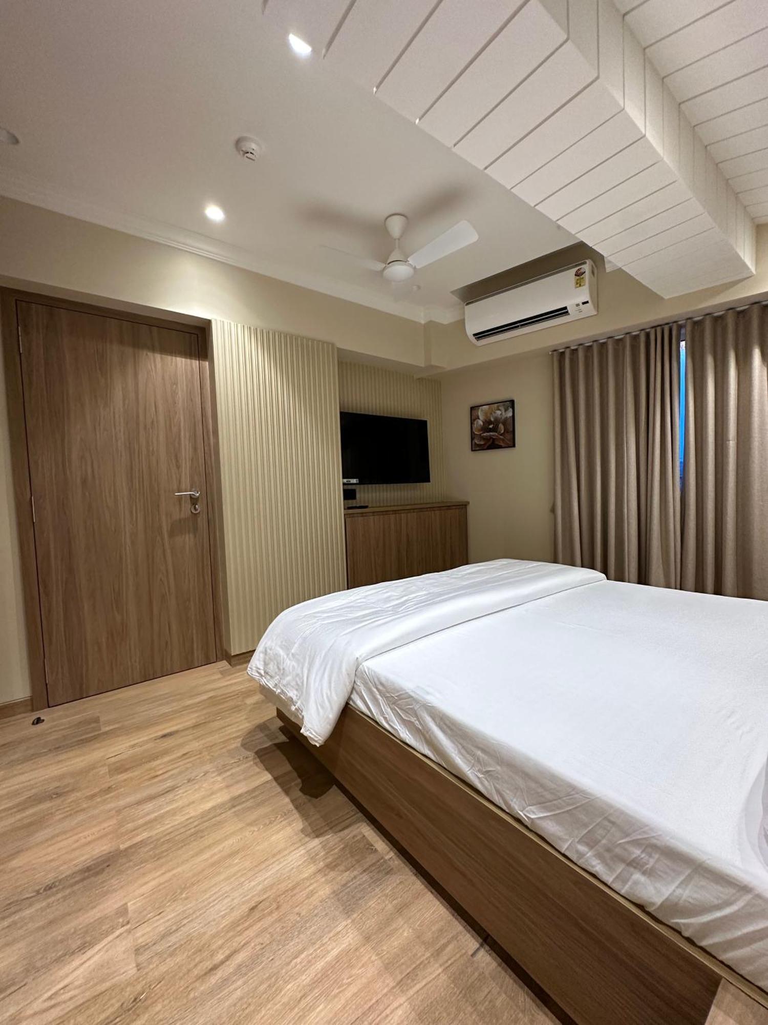 Rudraya Homes - Cozy Premium Serviced Khar - Next To Bandra Apartment Mumbai