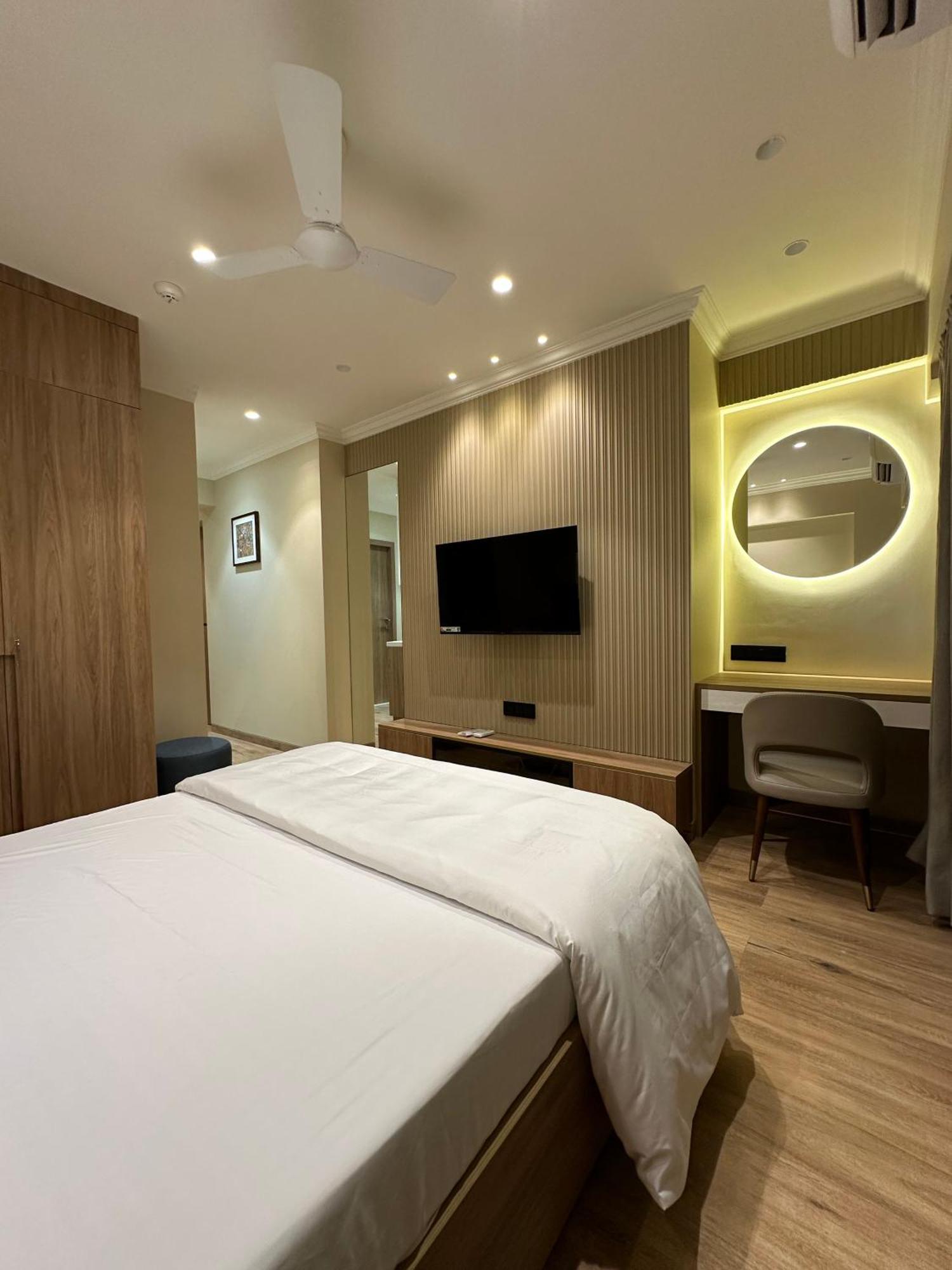 Rudraya Homes - Cozy Premium Serviced Khar - Next To Bandra Apartment