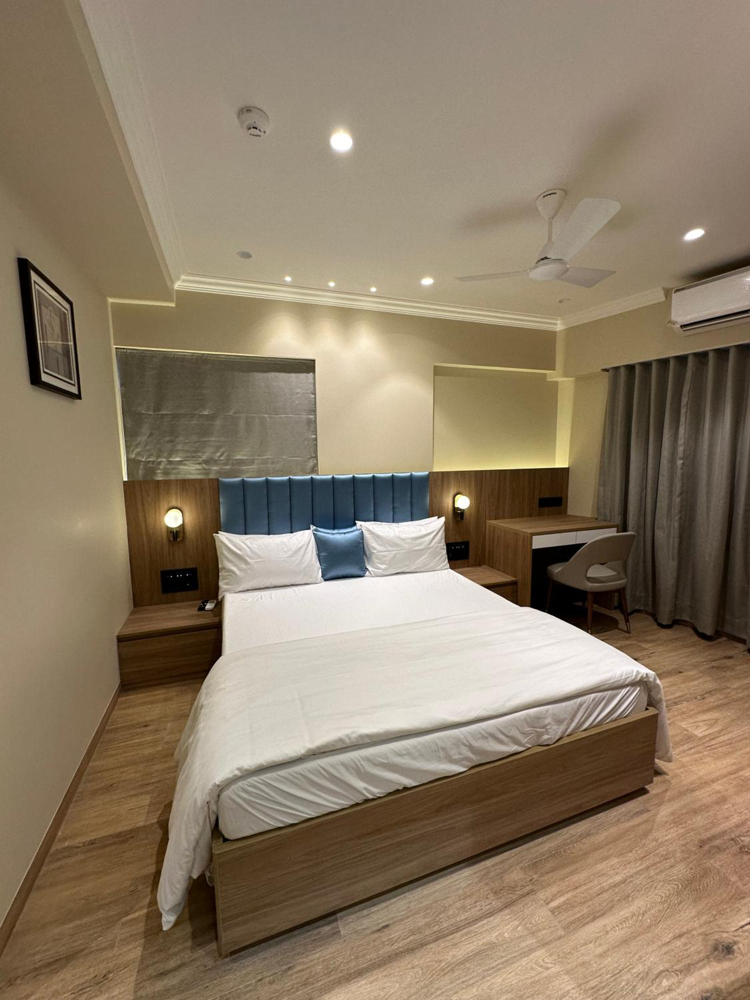 Rudraya Homes - Cozy Premium Serviced Khar - Next To Bandra Apartment *