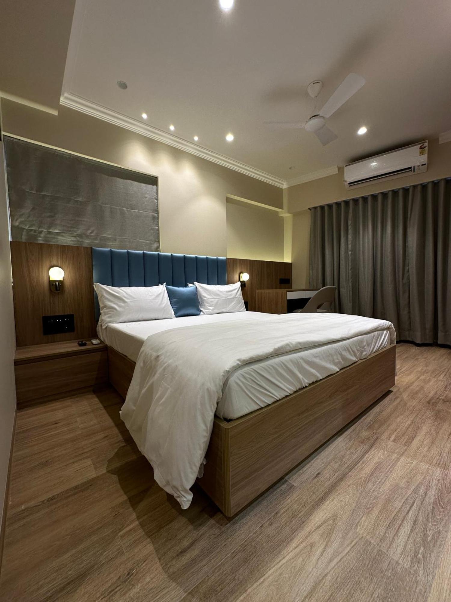 Rudraya Homes - Cozy Premium Serviced Khar - Next To Bandra Apartment Mumbai