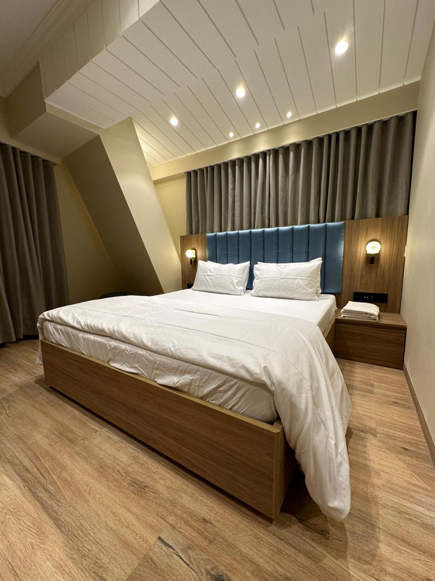 Rudraya Homes - Cozy Premium Serviced Khar - Next To Bandra Apartment *