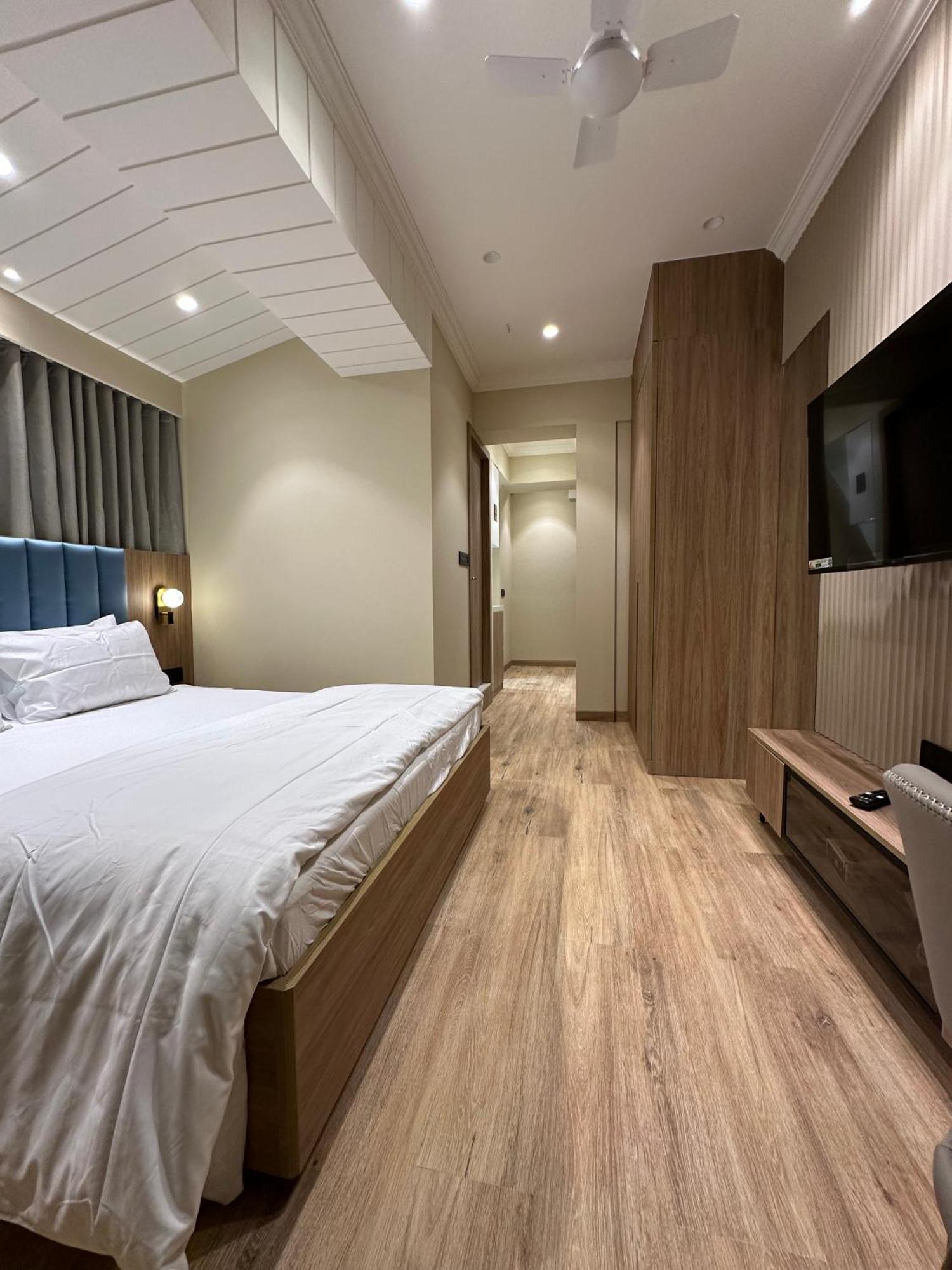 Rudraya Homes - Cozy Premium Serviced Khar - Next To Bandra *